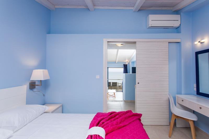 Elpiniki Luxury Apartments 네아 포티데아 외부 사진