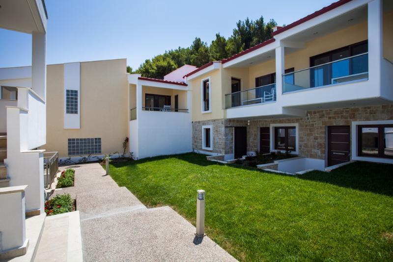 Elpiniki Luxury Apartments 네아 포티데아 외부 사진